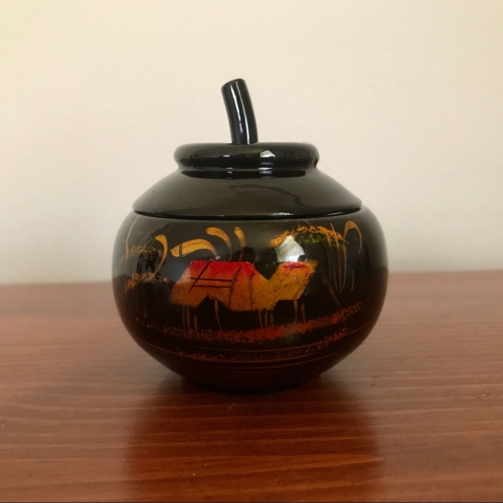 Small Black Lacquer Trinkets Dish with Lid - Picture 5 of 9